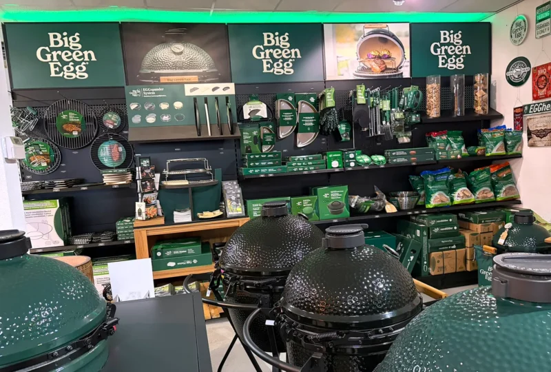 Big Green Egg afdeling met kamado's en accessoires bij Sarton's BBQ Shop Brabant