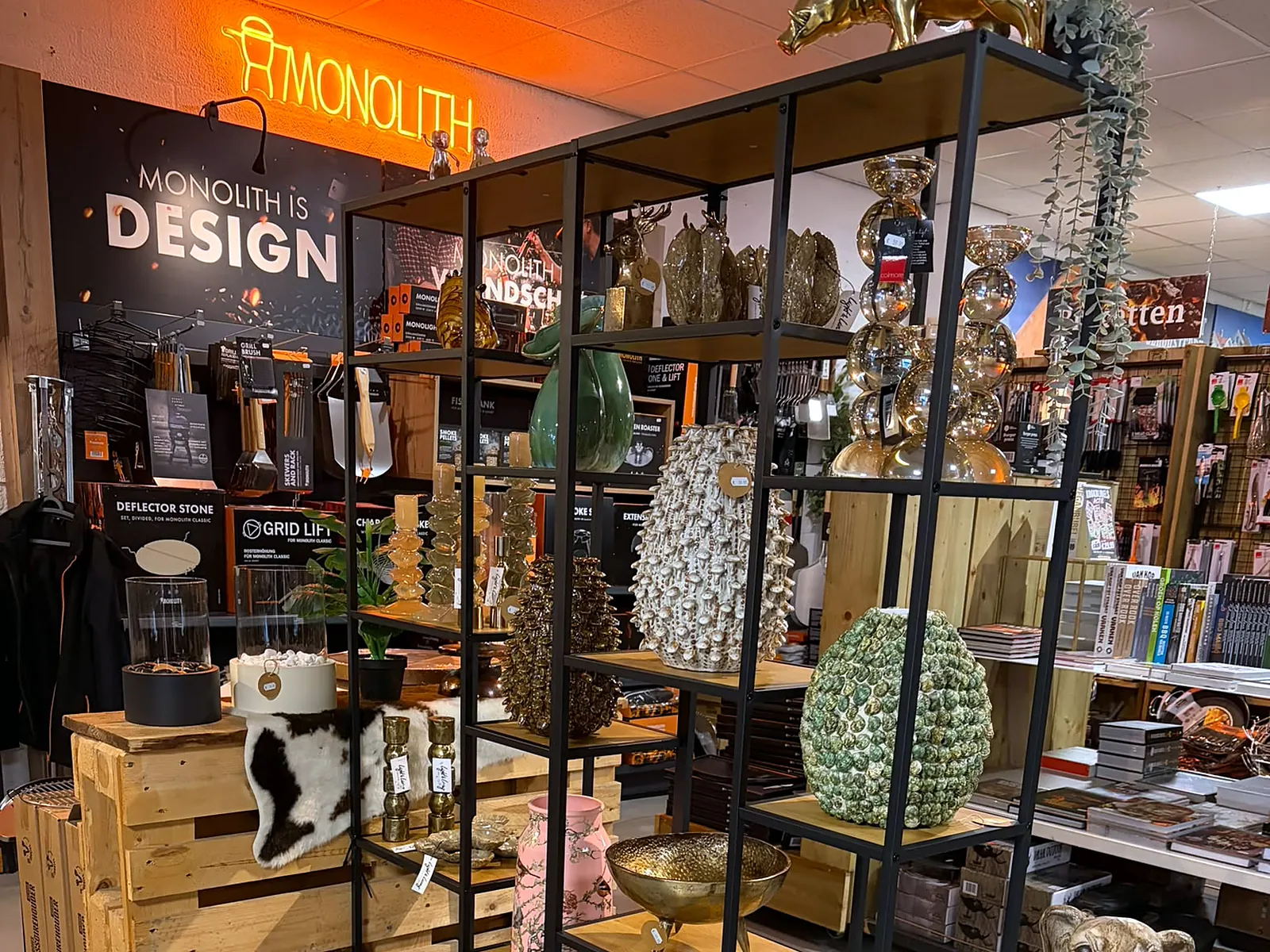 Monolith-afdeling met BBQ-accessoires en woonaccessoires in de winkel van Sarton's BBQ Shop Brabant