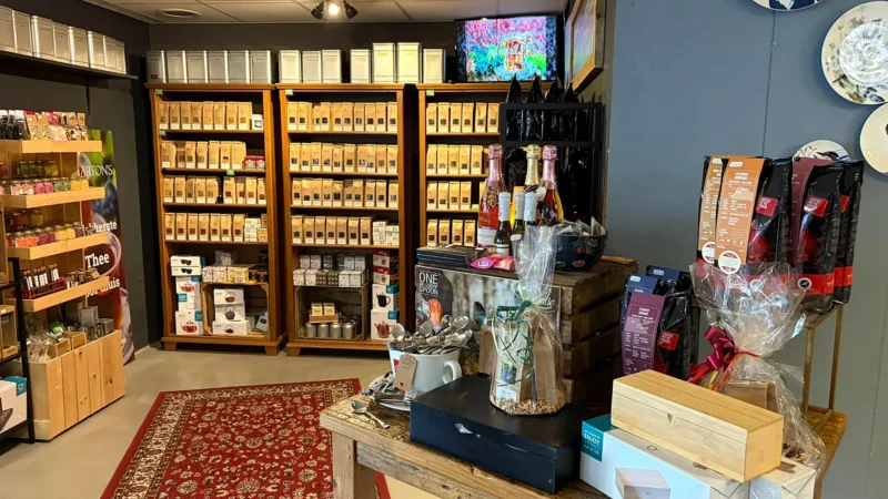 Thee- en koffiehoek in de winkel van Sarton's BBQ Shop Brabant in Son en Breugel